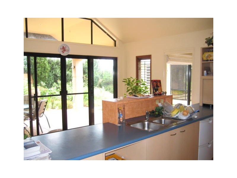 8 Carey Parade, North Tamborine QLD 4272