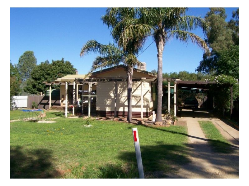 25 THORNBER ST, Oaklands NSW 2646