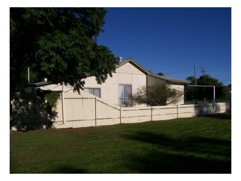11 COREEN ST, Oaklands NSW 2646