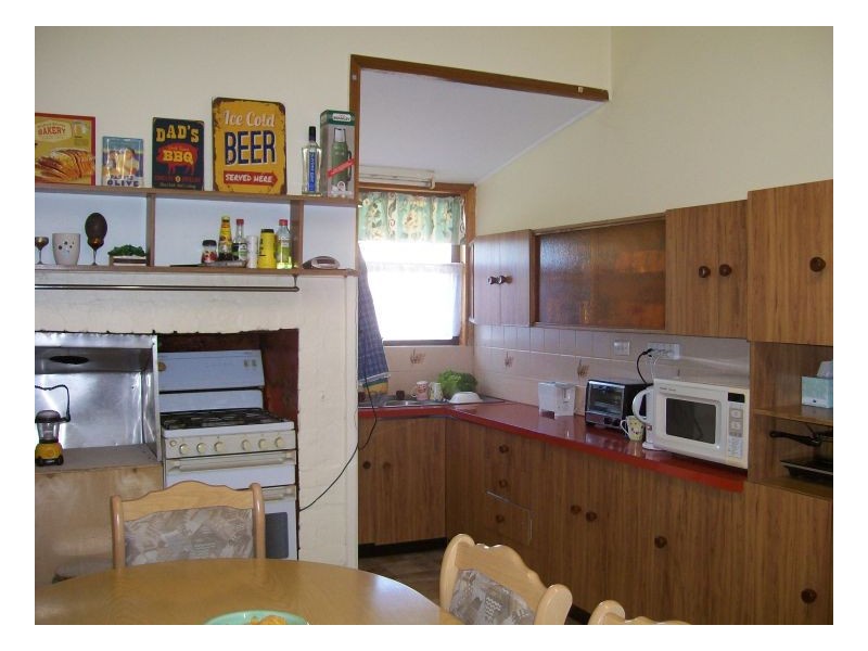 11 COREEN ST, Oaklands NSW 2646