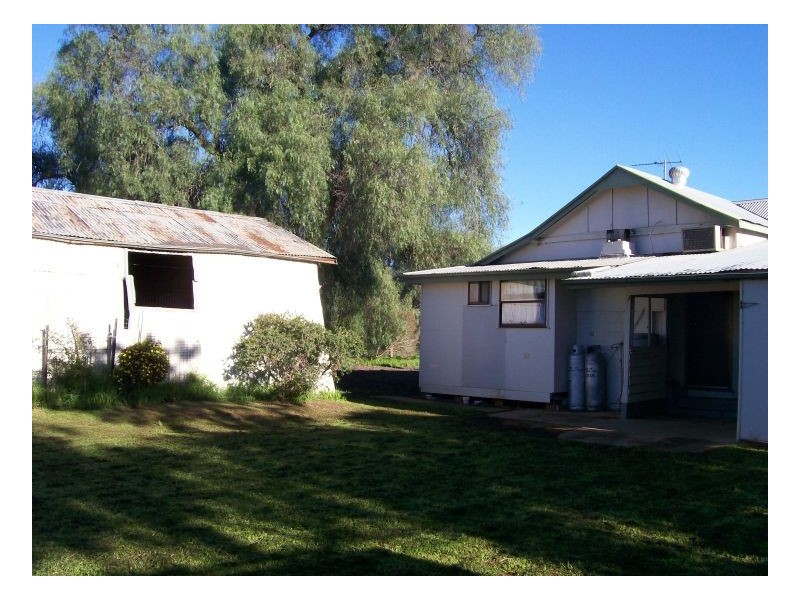 11 COREEN ST, Oaklands NSW 2646