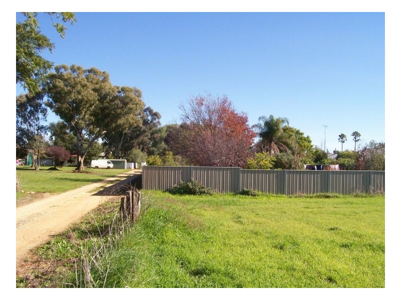 33-35 YOUNG ST, Oaklands NSW 2646