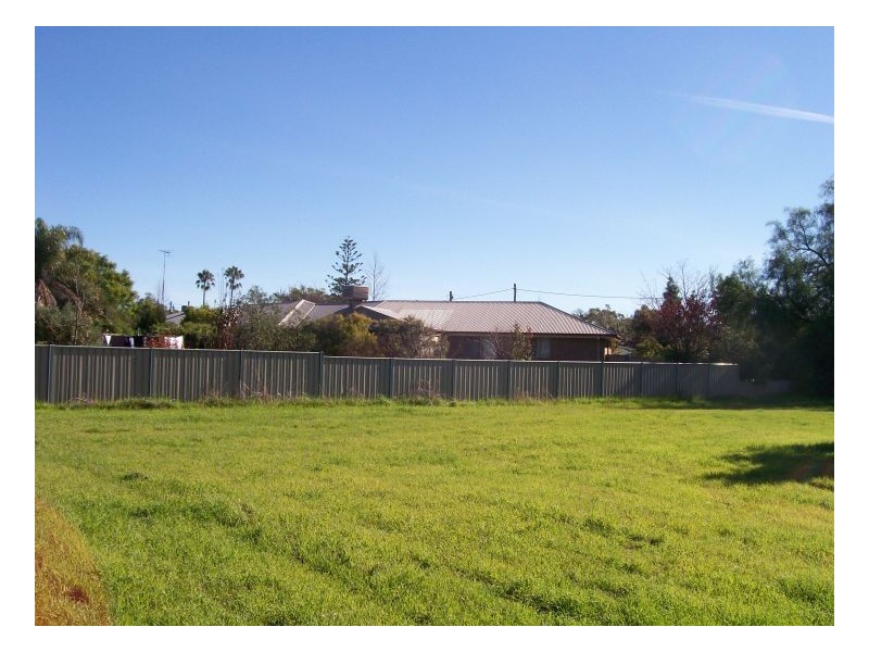 33-35 YOUNG ST, Oaklands NSW 2646