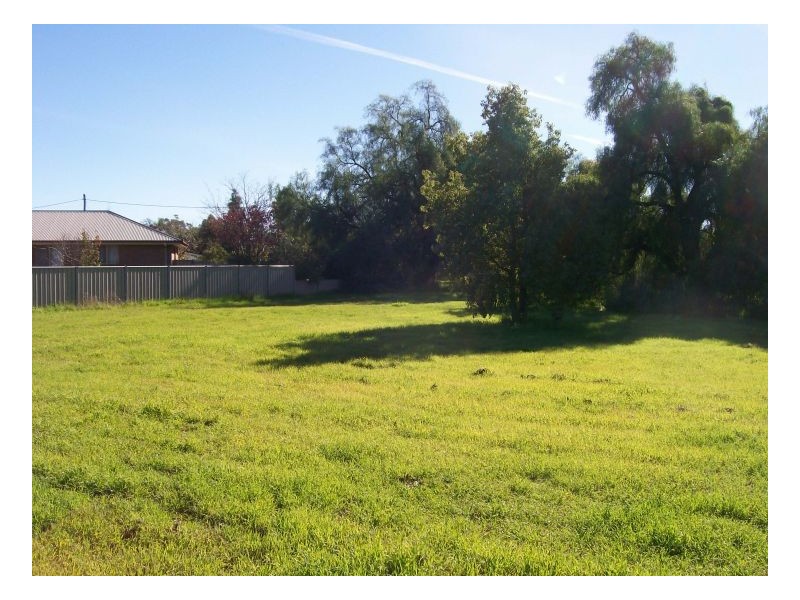 33-35 YOUNG ST, Oaklands NSW 2646