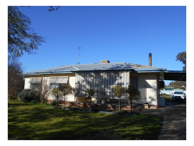 25 Young St, Oaklands NSW 2646