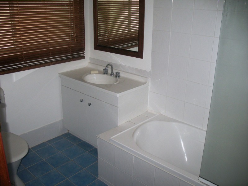 13 Curzon St, Bateau Bay NSW 2261