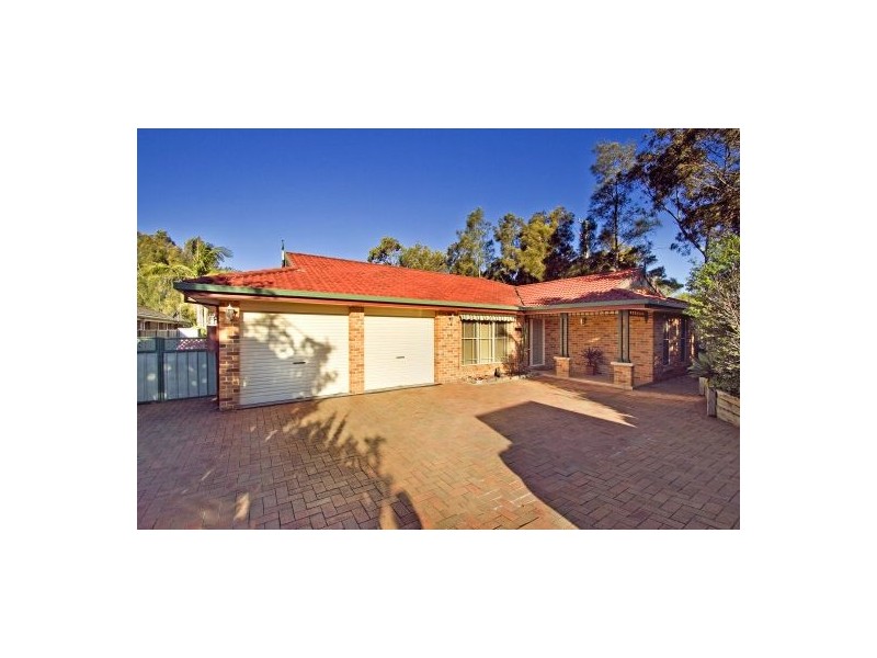 1 Castlereagh Crescent, Bateau Bay NSW 2261