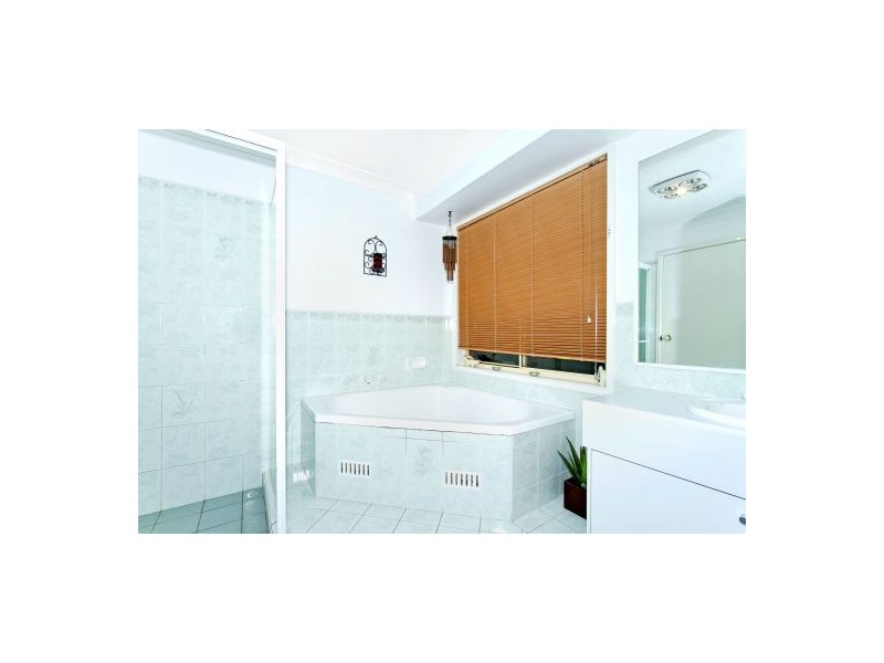 1 Castlereagh Crescent, Bateau Bay NSW 2261