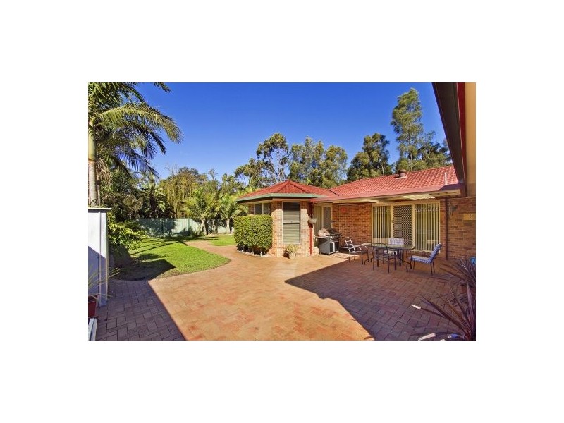 1 Castlereagh Crescent, Bateau Bay NSW 2261