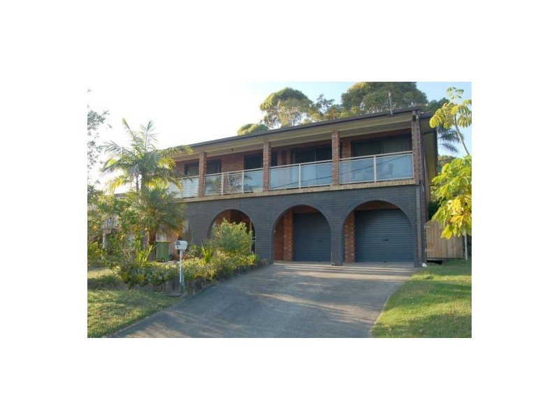 8 Rays Rd, Bateau Bay NSW 2261