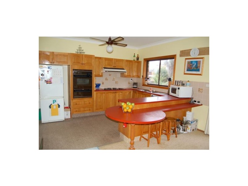 8 Rays Rd, Bateau Bay NSW 2261