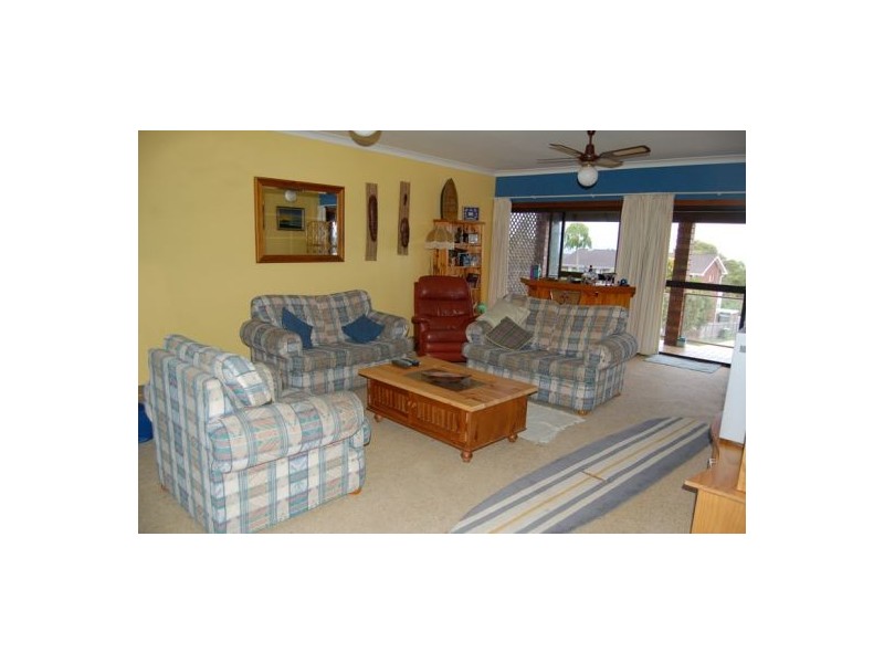 8 Rays Rd, Bateau Bay NSW 2261