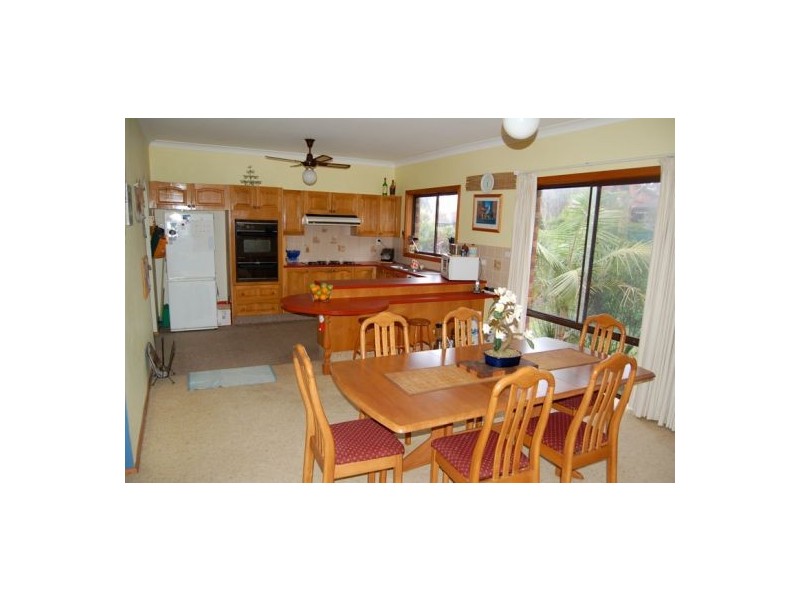 8 Rays Rd, Bateau Bay NSW 2261