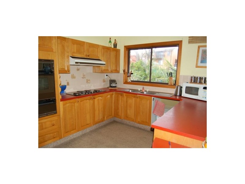 8 Rays Rd, Bateau Bay NSW 2261