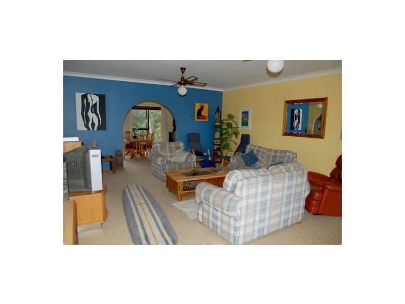 8 Rays Rd, Bateau Bay NSW 2261