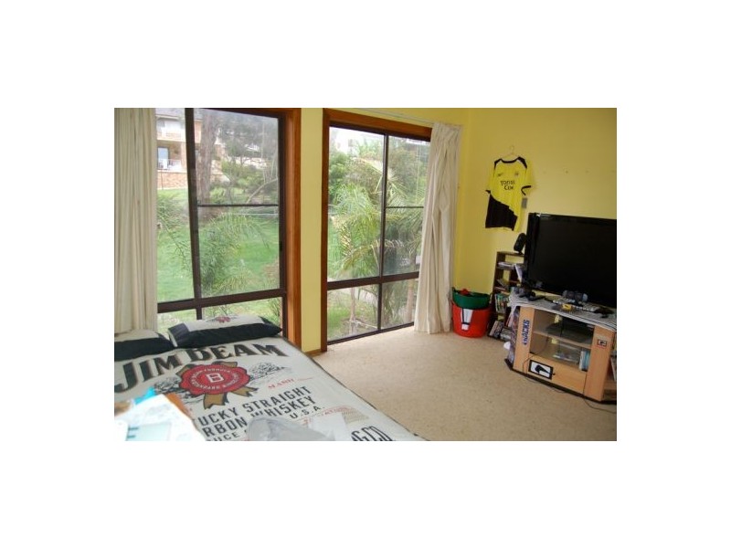 8 Rays Rd, Bateau Bay NSW 2261