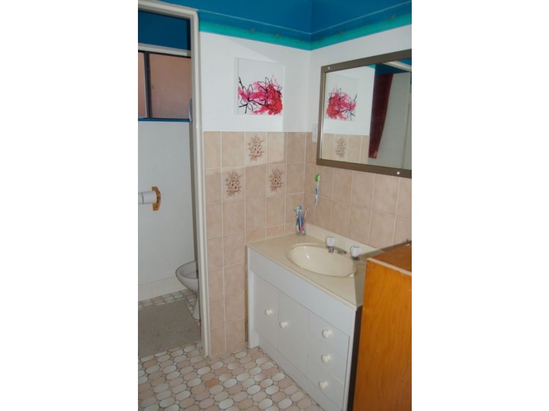 8 Rays Rd, Bateau Bay NSW 2261