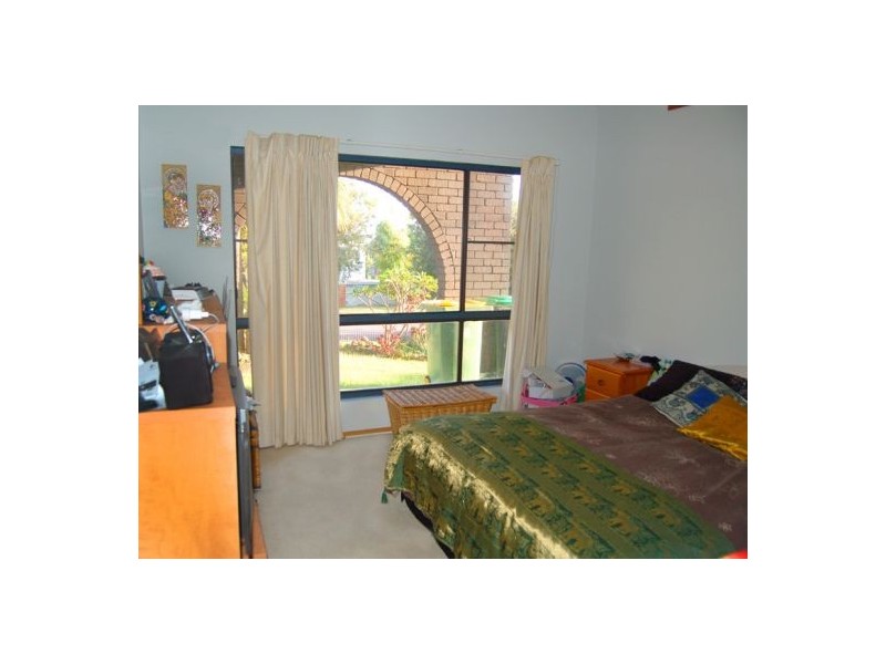 8 Rays Rd, Bateau Bay NSW 2261