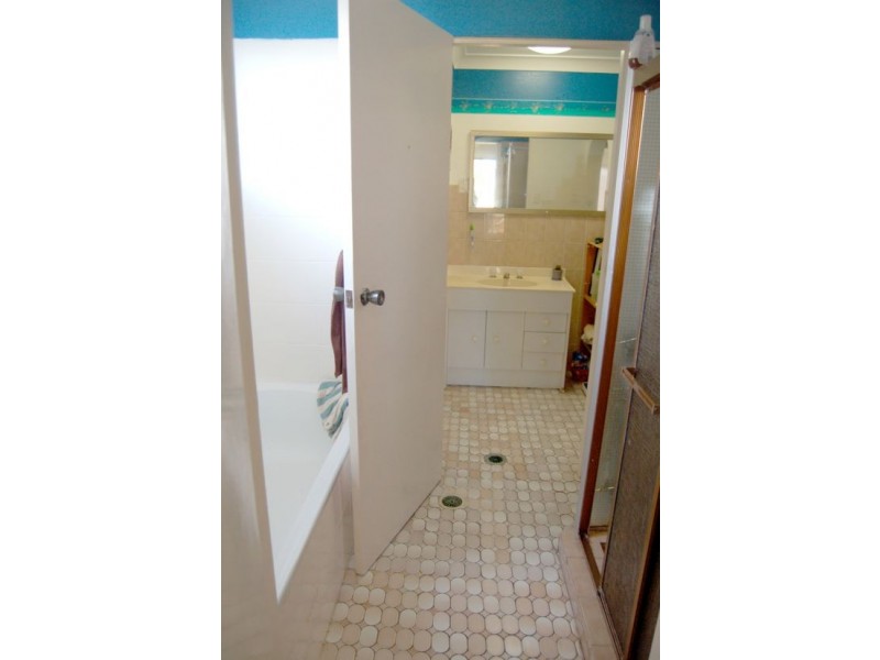 8 Rays Rd, Bateau Bay NSW 2261