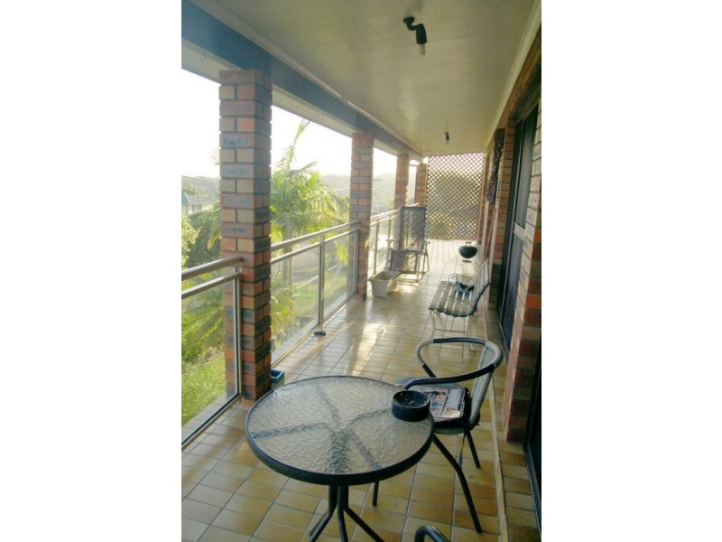 8 Rays Rd, Bateau Bay NSW 2261