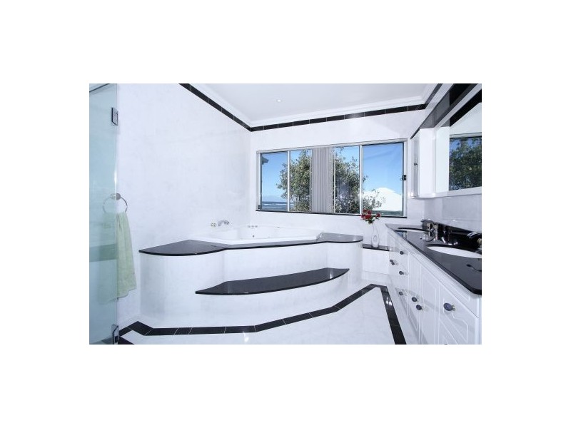 10 Werrina  Pde, Blue Bay NSW 2261