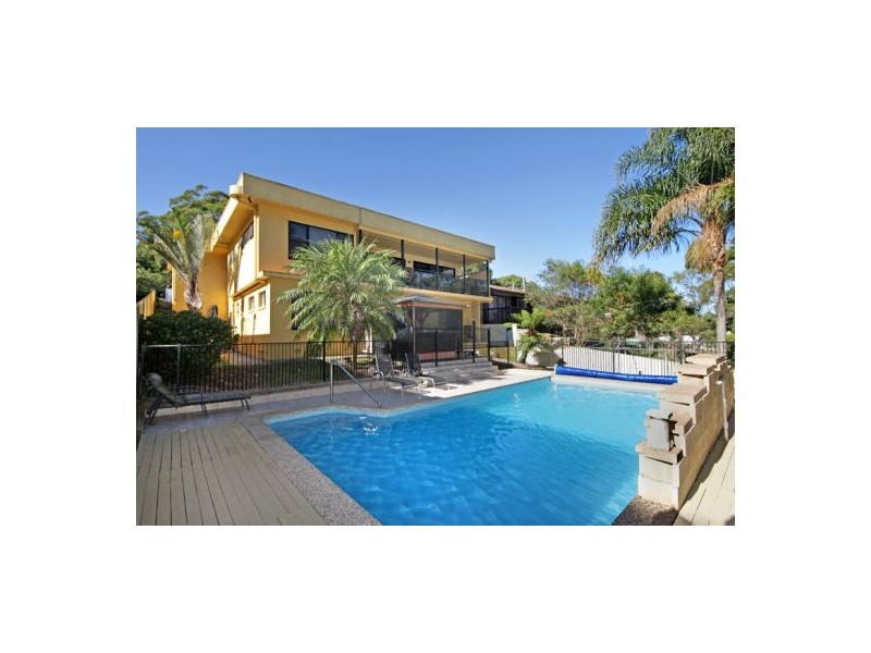 14 Pasadena Ave, Bateau Bay NSW 2261