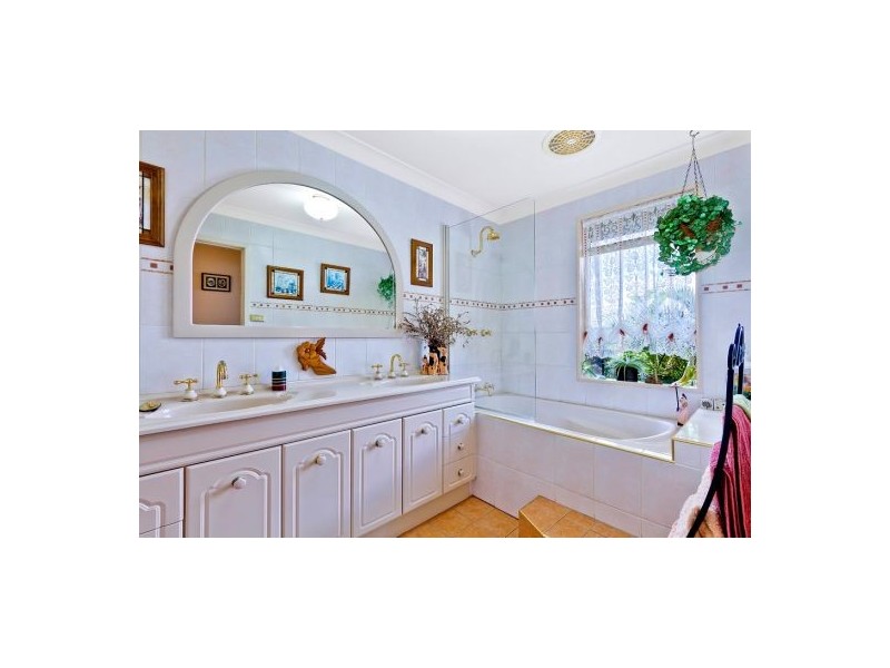 61 Hillside Dr, Berkeley Vale NSW 2261