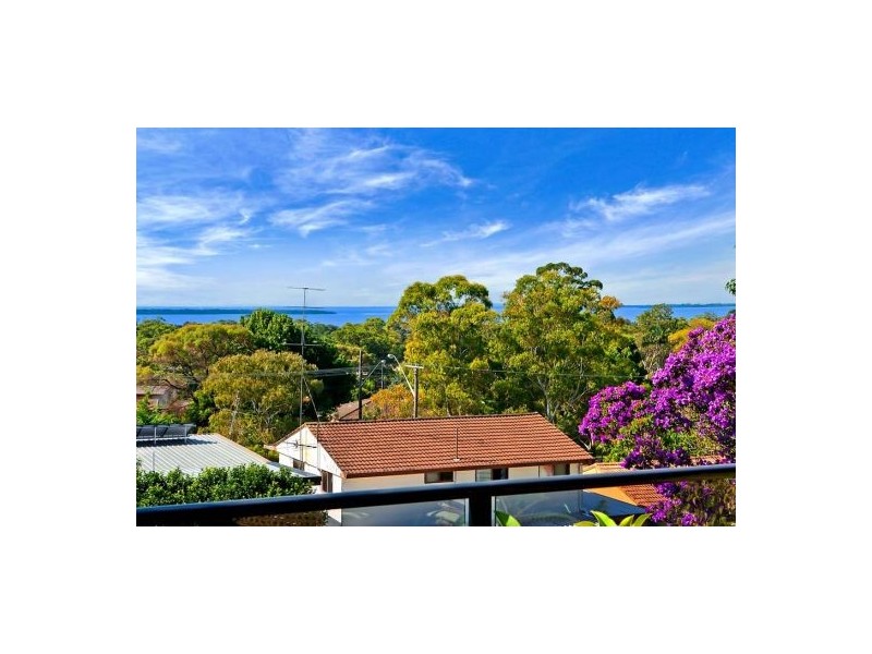61 Hillside Dr, Berkeley Vale NSW 2261