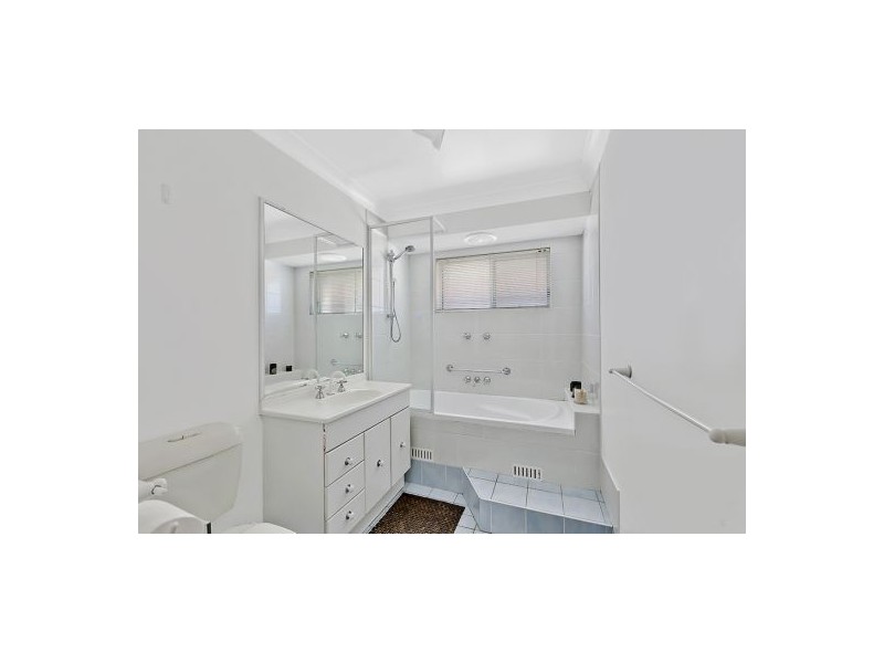 1/5-7 Broadwater Street, Point Clare NSW 2250