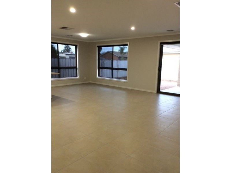 1/364 Cambourne Street, Lavington NSW 2641