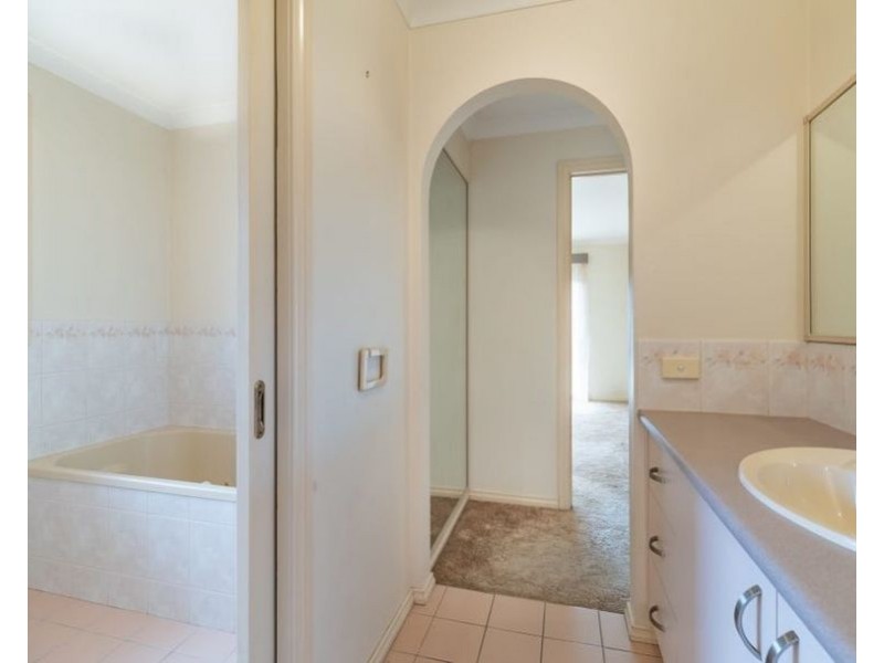 2/9 Rachel Court, Lavington NSW 2641