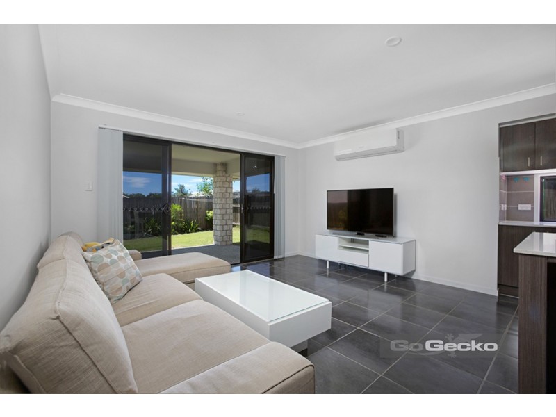 2 Maurie Pears Crescent, Pimpama QLD 4209