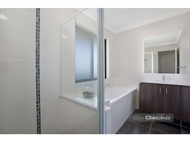 2 Maurie Pears Crescent, Pimpama QLD 4209