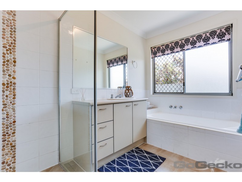 24 Paul Drive, Regents Park QLD 4118