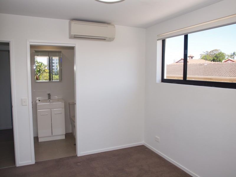 43 Lenneberg Street, Southport QLD 4215