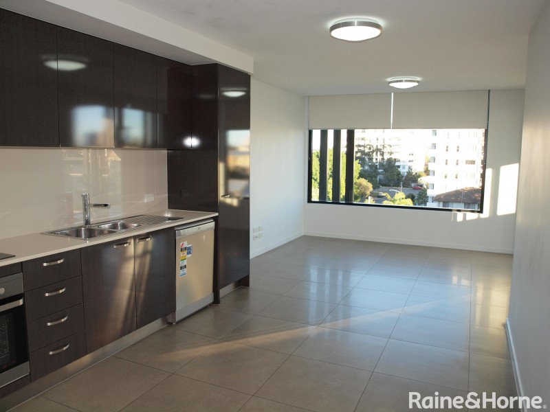 43 Lenneberg Street, Southport QLD 4215