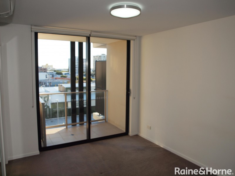 43 Lenneberg Street, Southport QLD 4215