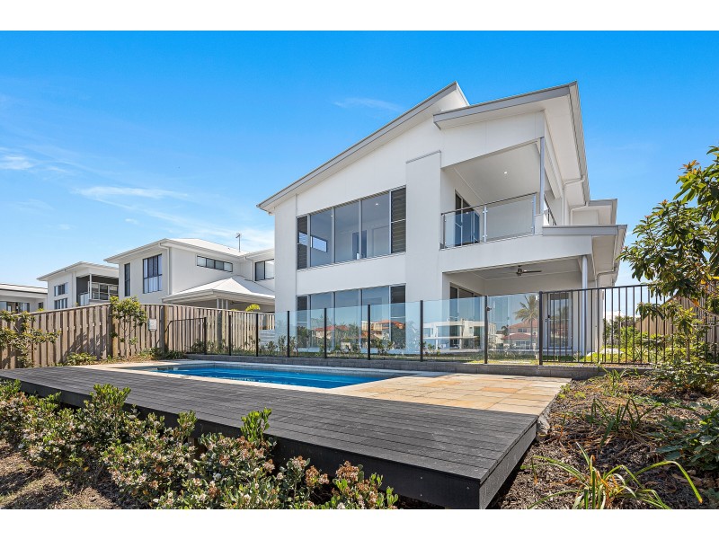 10 Lakeview Boulevard, Mermaid Waters QLD 4218
