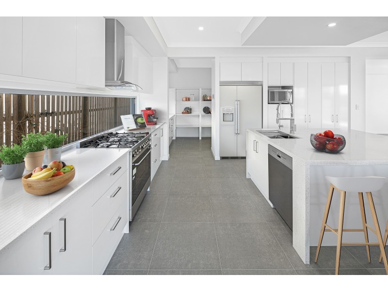 10 Lakeview Boulevard, Mermaid Waters QLD 4218