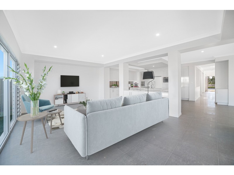 10 Lakeview Boulevard, Mermaid Waters QLD 4218