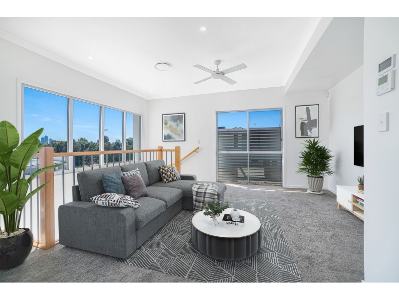 10 Lakeview Boulevard, Mermaid Waters QLD 4218