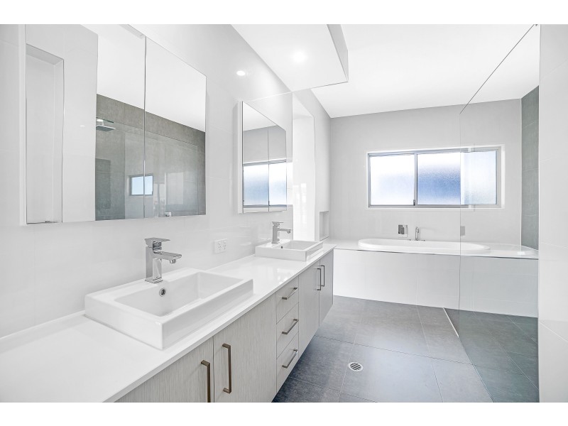 10 Lakeview Boulevard, Mermaid Waters QLD 4218