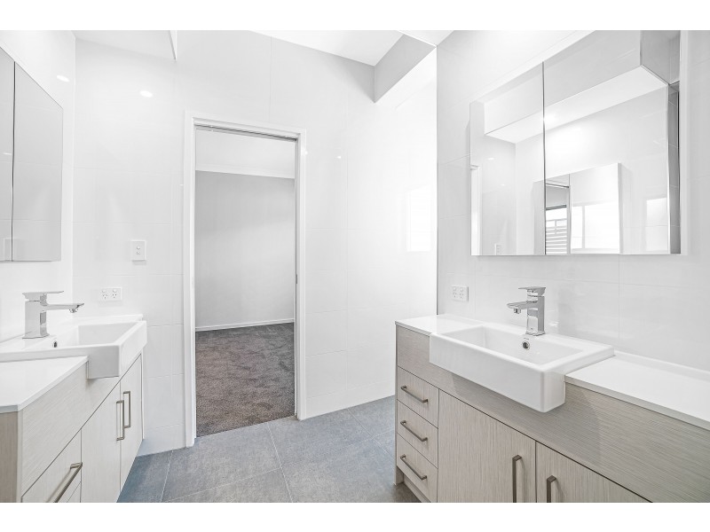 10 Lakeview Boulevard, Mermaid Waters QLD 4218