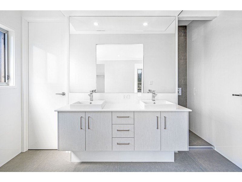 10 Lakeview Boulevard, Mermaid Waters QLD 4218