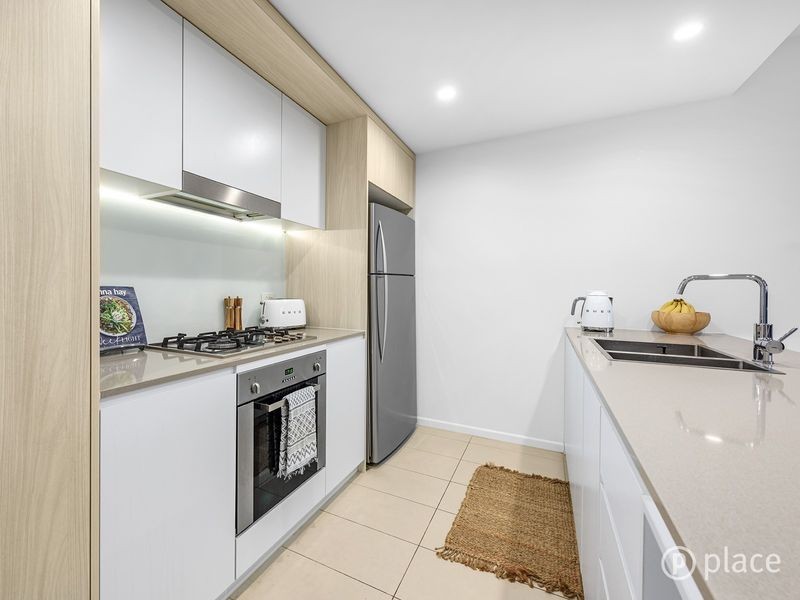 2002/123 Cavendish Road, Coorparoo QLD 4151