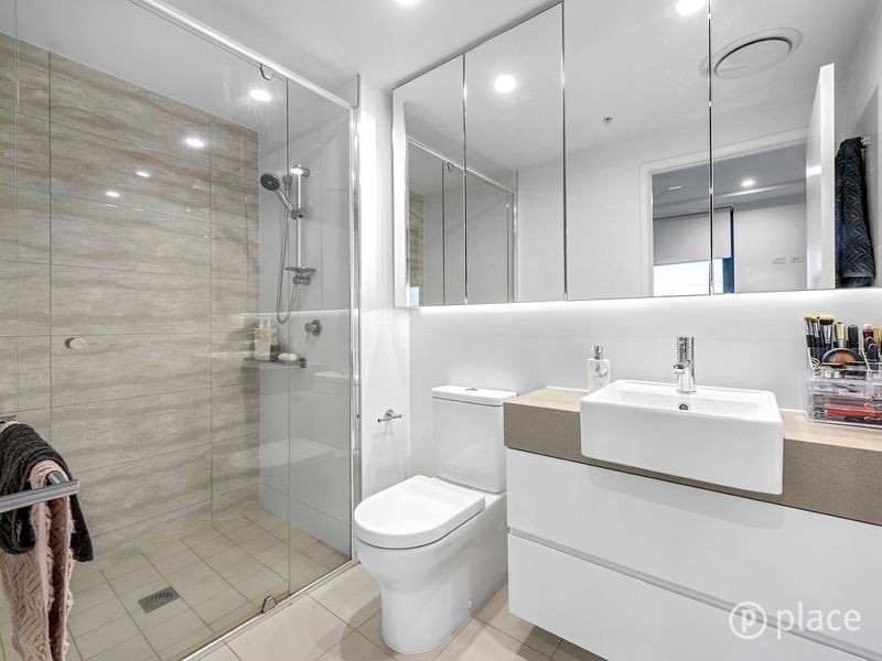 2002/123 Cavendish Road, Coorparoo QLD 4151