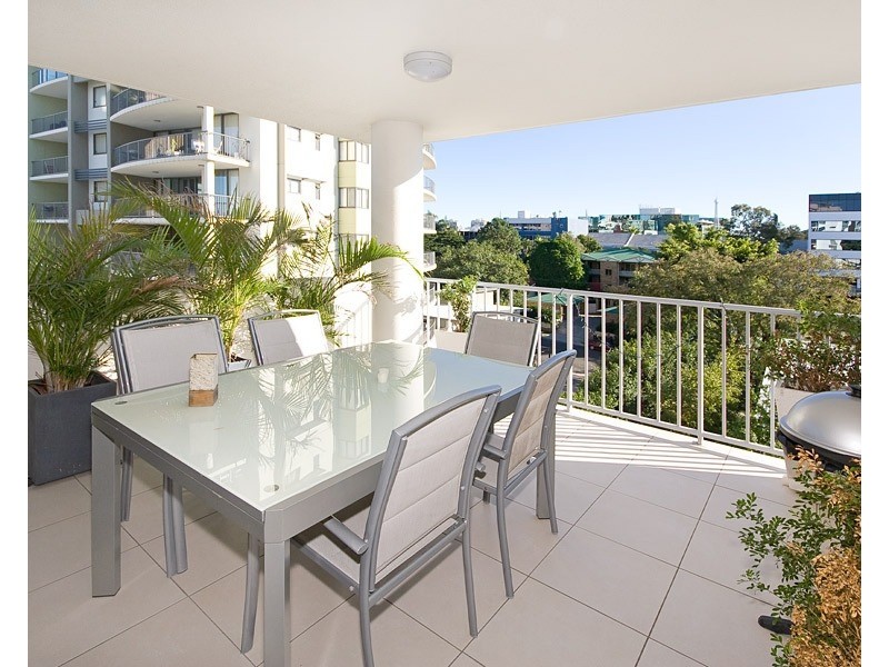 8/15 Walsh Street, Milton QLD 4064