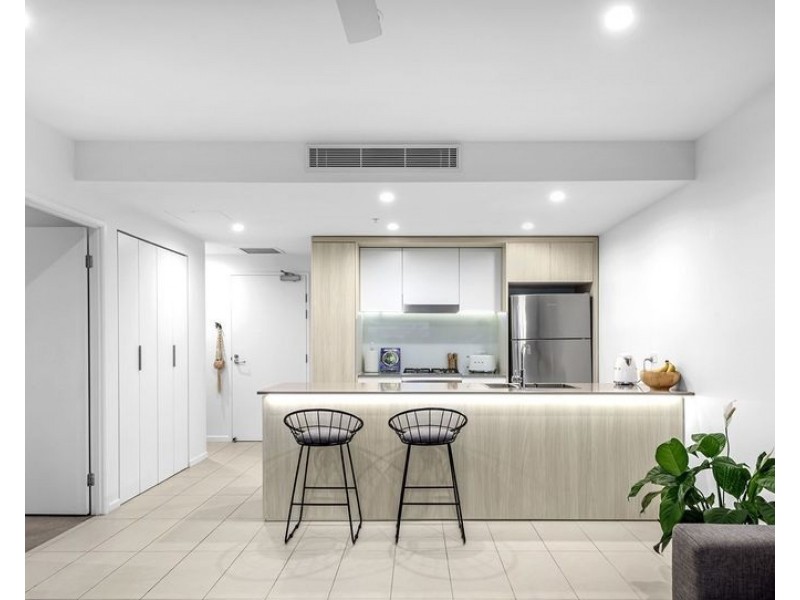 2015/123 Cavendish Road, Coorparoo QLD 4151