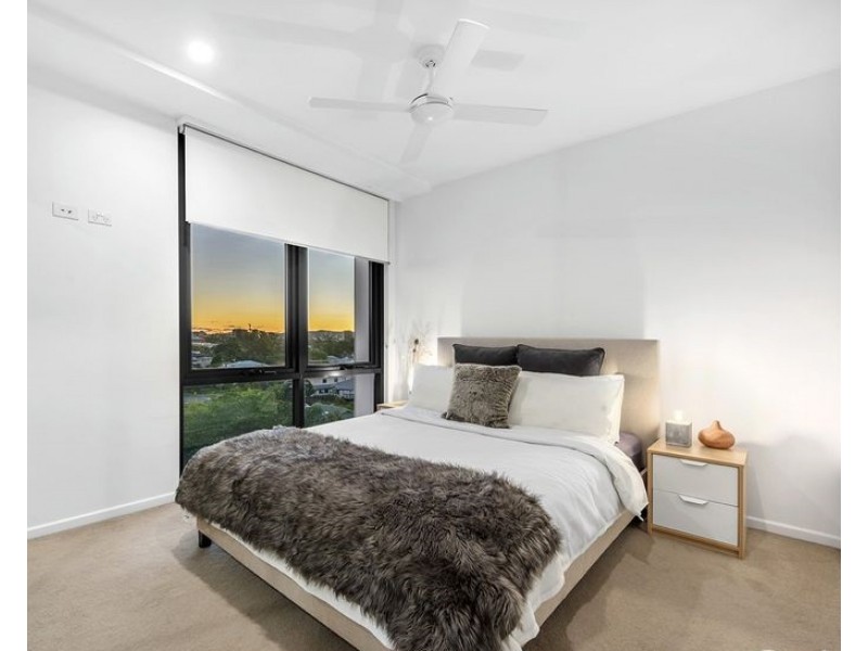 2015/123 Cavendish Road, Coorparoo QLD 4151