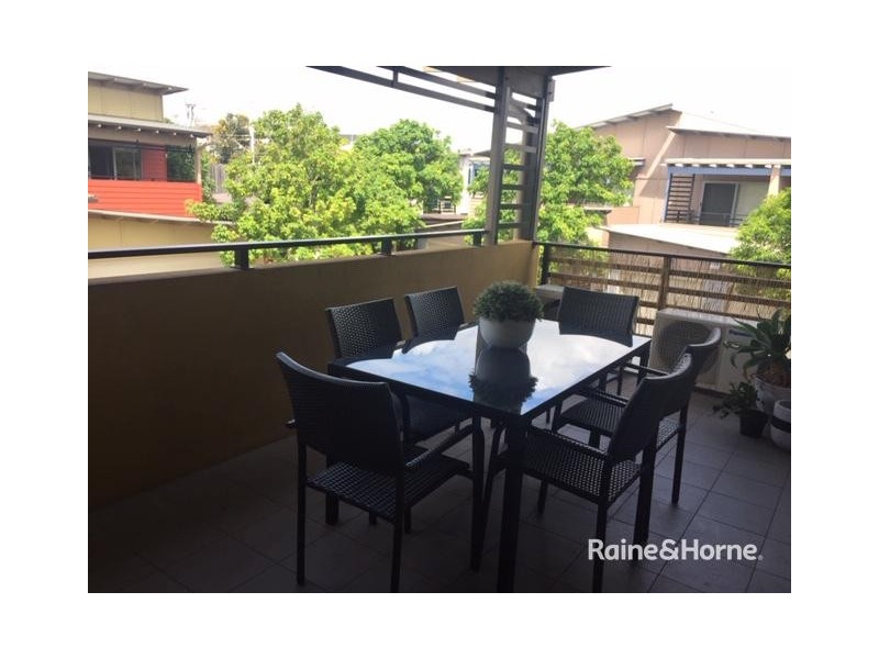2Livings Large Balco/U80 123 Barrack Road, Cannon Hill QLD 4170